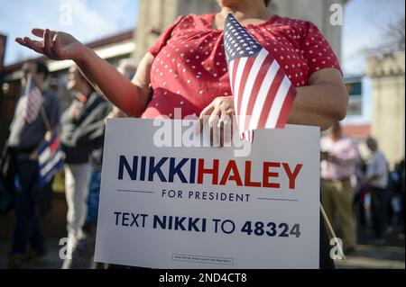 Charleston, Stati Uniti. 15th Feb, 2023. I sostenitori della Carolina del Sud e l'ex ambasciatore delle Nazioni Unite Nikki Haley aspettano in coda un evento in cui Haley dovrebbe annunciare la sua candidatura al presidente degli Stati Uniti a Charleston, Carolina del Sud, mercoledì 1 febbraio 2023. Haley è il primo avversario repubblicano a sfidare l’ex presidente Donald Trump. Foto di Bonnie Cash/UPI Credit: UPI/Alamy Live News Foto Stock