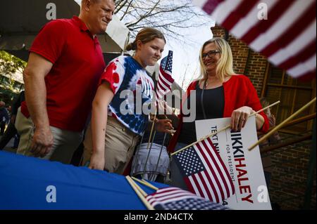 Charleston, Stati Uniti. 15th Feb, 2023. I sostenitori della Carolina del Sud e l'ex ambasciatore delle Nazioni Unite Nikki Haley ricevono bandiere e poster mentre entrano in un evento in cui Haley è prevista per annunciare la sua candidatura per il presidente degli Stati Uniti a Charleston, Carolina del Sud Mercoledì, 1 febbraio 2023. Haley è il primo avversario repubblicano a sfidare l’ex presidente Donald Trump. Foto di Bonnie Cash/UPI Credit: UPI/Alamy Live News Foto Stock