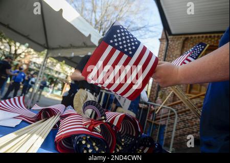 Charleston, Stati Uniti. 15th Feb, 2023. I sostenitori della Carolina del Sud e l'ex ambasciatore delle Nazioni Unite Nikki Haley ricevono bandiere e poster mentre entrano in un evento in cui Haley è prevista per annunciare la sua candidatura per il presidente degli Stati Uniti a Charleston, Carolina del Sud Mercoledì, 1 febbraio 2023. Haley è il primo avversario repubblicano a sfidare l’ex presidente Donald Trump. Foto di Bonnie Cash/UPI Credit: UPI/Alamy Live News Foto Stock