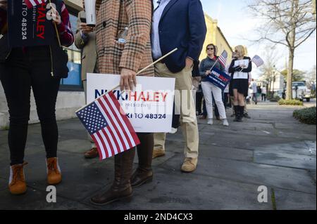 Charleston, Stati Uniti. 15th Feb, 2023. I sostenitori della Carolina del Sud e l'ex ambasciatore delle Nazioni Unite Nikki Haley aspettano in coda un evento in cui Haley dovrebbe annunciare la sua candidatura al presidente degli Stati Uniti a Charleston, Carolina del Sud, mercoledì 1 febbraio 2023. Haley è il primo avversario repubblicano a sfidare l’ex presidente Donald Trump. Foto di Bonnie Cash/UPI Credit: UPI/Alamy Live News Foto Stock