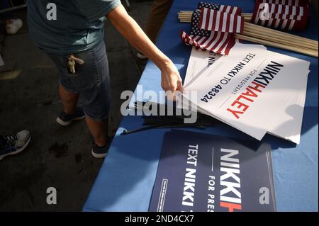 Charleston, Stati Uniti. 15th Feb, 2023. I sostenitori della Carolina del Sud e l'ex ambasciatore delle Nazioni Unite Nikki Haley ricevono bandiere e poster mentre entrano in un evento in cui Haley è prevista per annunciare la sua candidatura per il presidente degli Stati Uniti a Charleston, Carolina del Sud Mercoledì, 1 febbraio 2023. Haley è il primo avversario repubblicano a sfidare l’ex presidente Donald Trump. Foto di Bonnie Cash/UPI Credit: UPI/Alamy Live News Foto Stock