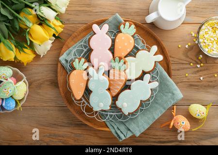 Colazione di Pasqua, concetto di Holliday. Pan di zenzero pasquale forma di coniglietto e carota con cannella con smalto colorato, decorazioni pasquali, uova colorate su Foto Stock