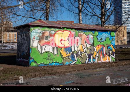 Graffiti freschi e colorati in una stazione secondaria nel quartiere Suvilahti di Helsinki, Finlandia Foto Stock