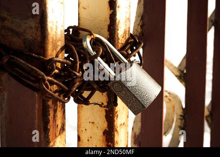 Barre metalliche in acciaio con serratura in una prigione su sfondo bianco. Carcere. Legge Foto Stock