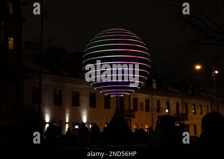 foto figura di installazione di luce sotto forma di una palla ripresa su una lunga esposizione di notte Foto Stock