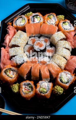 foto di molti tipi diversi di sushi che si trovano intorno Foto Stock