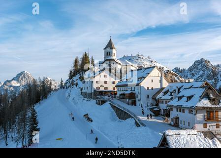 Una vista panoramica del villaggio montano di Monte Lussari nelle alpi Giulie in Italia Foto Stock