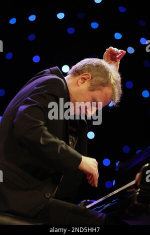 Ivano Frankivsk, Ucraina. 14th Feb, 2023. IVANO-FRANKIVSK, UCRAINA - 14 FEBBRAIO 2023 - il virtuoso pianista francese Maxime Zecchini tratta il pubblico ad un concerto a sostegno delle forze armate ucraine presso la Filarmonica Regionale Ira Malaniuk Ivano-Frankivsk, Ivano-Frankivsk, Ucraina occidentale. NESSUN USO BIELORUSSIA. Credit: NurPhoto SRL/Alamy Live News Foto Stock