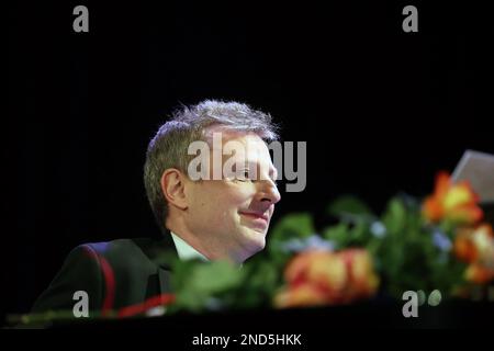 Ivano Frankivsk, Ucraina. 14th Feb, 2023. IVANO-FRANKIVSK, UCRAINA - 14 FEBBRAIO 2023 - il virtuoso pianista francese Maxime Zecchini tratta il pubblico ad un concerto a sostegno delle forze armate ucraine presso la Filarmonica Regionale Ira Malaniuk Ivano-Frankivsk, Ivano-Frankivsk, Ucraina occidentale. NESSUN USO BIELORUSSIA. Credit: NurPhoto SRL/Alamy Live News Foto Stock