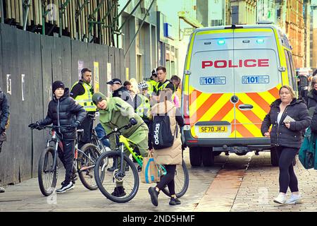 Glasgow, Scozia, Regno Unito 15th febbraio 2023. UK Weather: Giorno di sole ha visto la gente tornare per le strade per godere la primavera come il tempo. Un altro giorno su strada argyke famigerata come la polizia si occupa di un altro incidente dagli abitanti di strada della città. Credit Gerard Ferry/Alamy Live News Foto Stock