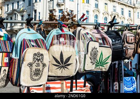 Vienna, Austria - 17 ottobre 2022: Negozio di abbigliamento con zaini con il segno della foglia di marijuana a Naschmarkt, mercato di strada a Vienna, Austria Foto Stock