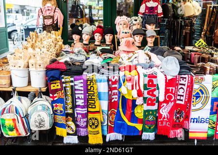 Vienna, Austria - 14 ottobre 2022: Negozio di abbigliamento e souvenir con sciarpe della squadra di calcio a Naschmarkt, mercato di strada a Vienna, Austria Foto Stock