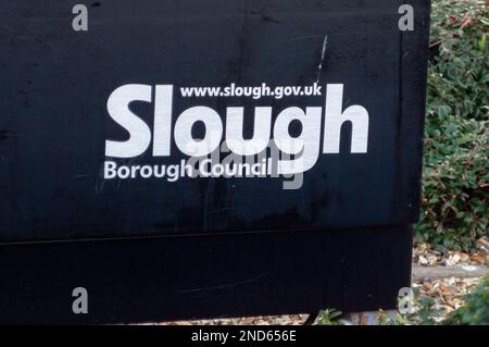 Slough, Berkshire, Regno Unito. 15th febbraio, 2023. Uffici del Consiglio di Slough Borough (SBC), gestito dal lavoro, presso la Observatory House di Slough. I residenti a Slough sono sbalorditi che la SBC debba aumentare la loro aliquota fiscale del 9,99%. Slough Borough Council sono effettivamente in bancarotta avendo saccheggiato debiti di 760m sterline e così ora stanno vendendo un certo numero di loro beni e facendo tutto il possibile per rake in denaro. La SBC è stata in grado di aumentare le aliquote fiscali del Consiglio senza indire un referendum. Credit: Maureen McLean/Alamy Live News Foto Stock