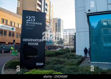 Slough, Berkshire, Regno Unito. 15th febbraio, 2023. Uffici del Consiglio di Slough Borough (SBC), gestito dal lavoro, presso la Observatory House di Slough. I residenti a Slough sono sbalorditi che la SBC debba aumentare la loro aliquota fiscale del 9,99%. Slough Borough Council sono effettivamente in bancarotta avendo saccheggiato debiti di 760m sterline e così ora stanno vendendo un certo numero di loro beni e facendo tutto il possibile per rake in denaro. La SBC è stata in grado di aumentare le aliquote fiscali del Consiglio senza indire un referendum. Credit: Maureen McLean/Alamy Live News Foto Stock