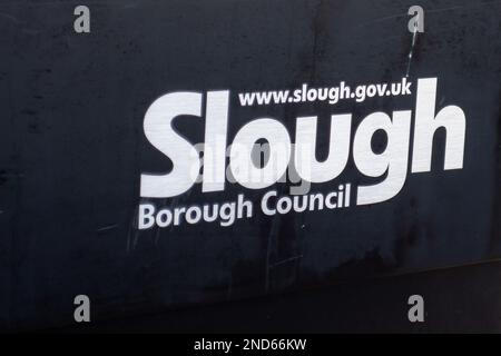 Slough, Berkshire, Regno Unito. 15th febbraio, 2023. Uffici del Consiglio di Slough Borough (SBC), gestito dal lavoro, presso la Observatory House di Slough. I residenti a Slough sono sbalorditi che la SBC debba aumentare la loro aliquota fiscale del 9,99%. Slough Borough Council sono effettivamente in bancarotta avendo saccheggiato debiti di 760m sterline e così ora stanno vendendo un certo numero di loro beni e facendo tutto il possibile per rake in denaro. La SBC è stata in grado di aumentare le aliquote fiscali del Consiglio senza indire un referendum. Credit: Maureen McLean/Alamy Live News Foto Stock