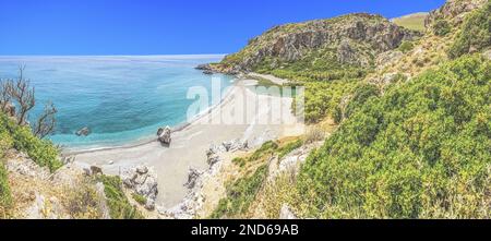 Vista sull'incantevole spiaggia di palme preveli sull'isola greca di creta senza persone Foto Stock