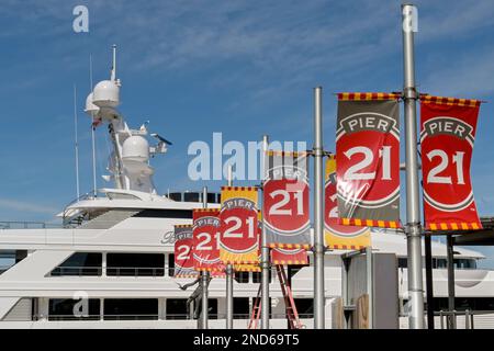 Galveston, Texas - 2023 febbraio: Indicazioni sul molo 21 nel porto della città con un superyacht di lusso sullo sfondo Foto Stock