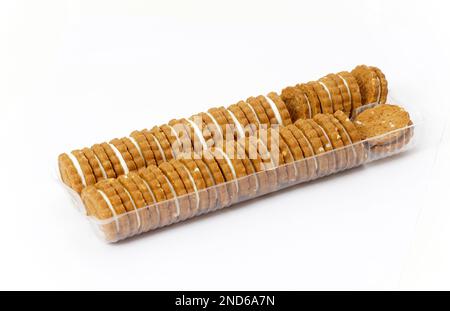 biscotti sandwich, biscotti al forno farciti con crema di latte in confezioni di plastica Foto Stock