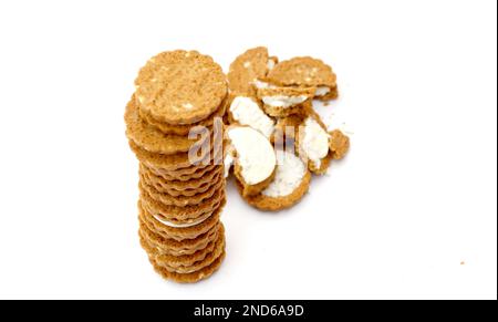 biscotti sandwich, biscotti al forno farciti con crema di latte in confezioni di plastica Foto Stock