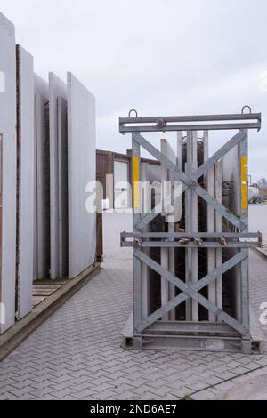 Immagine delle pareti in calcestruzzo prefabbricato pronte per la spedizione in scaffali di trasporto Foto Stock