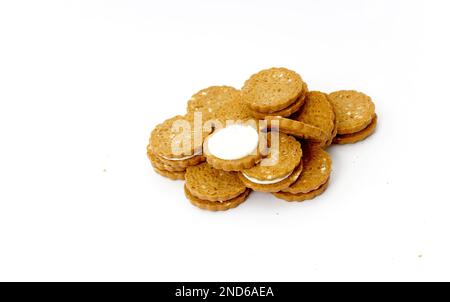 biscotti sandwich, biscotti al forno farciti con crema di latte in confezioni di plastica Foto Stock