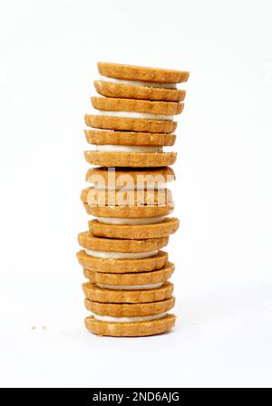 biscotti sandwich, biscotti al forno farciti con crema di latte in confezioni di plastica Foto Stock