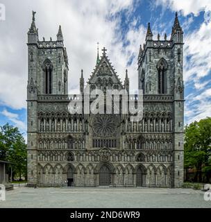 Vista sull'impressionante facciata anteriore di Nidaros Domkirke nella città norvegese di Trondheim Foto Stock