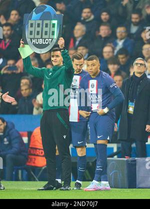 Kylian MBAPPE, PSG 7 cambio giocatore, sostituzione, Wechsel, Auswechslung, Einwechslung, Spielerwechsel, all'ottava finale di Parigi SG - FC BAYERN MUENCHEN 0-1 di calcio UEFA Champions League, partita nella stagione 2022/2023 a Parigi, 14 febbraio 2022. Achtelfinale, FCB, Monaco di Baviera, PSG © Peter Schatz / Alamy Live News Foto Stock