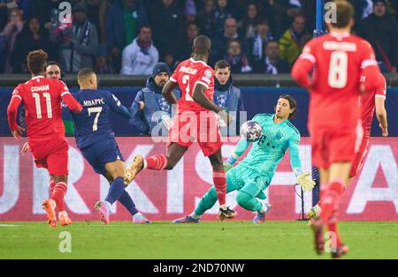 Yann Sommer, portiere della FCB 27 al sicuro contro Kylian MBAPPE, PSG 7 nell'ottava finale Parigi SG - FC BAYERN MUENCHEN 0-1 di calcio UEFA Champions League, partita nella stagione 2022/2023 a Parigi, 14 febbraio 2022. Achtelfinale, FCB, Monaco di Baviera, PSG © Peter Schatz / Alamy Live News Foto Stock