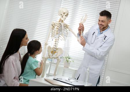 Madre con figlia in visita pediatra in ospedale Foto Stock