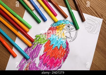Disegno colorato del bambino con penne della punta del feltro sul tavolo di legno, disposizione piatta Foto Stock