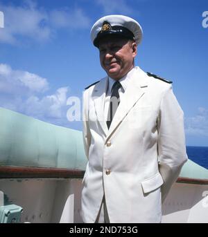 1970s, storico, capitano Anatoly Leonov, sul ponte della sua nave, M. S Mikhail Lermontov, un transatlantico costruito nel 1972 per la compagnia marittima dell'Unione Sovietica. Inizialmente in servizio tra Leningrado e New York, fu successivamente convertita in una nave da crociera. Foto Stock