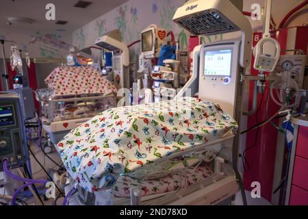 Cracovia, Polonia. 14th Feb, 2023. Incubatori con i quintuplets, nati nell'Ospedale Universitario di Cracovia, Polonia il 14 febbraio 2023. Tre ragazze e due ragazzi sono nati nella 28th settimana di gravidanza per sezione cesarea. I genitori polacchi-britannici hanno già sette figli di età compresa tra i 10 mesi e i 12 anni e comprendono due coppie di gemelli. Le statistiche mostrano che i quintupleti nascono una volta ogni 52 milioni di gravidanze. (Credit Image: © Beata Zawrzel/ZUMA Press Wire) SOLO PER USO EDITORIALE! Non per USO commerciale! Foto Stock