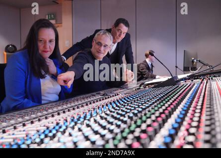 15 febbraio 2023, Brandeburgo, Potsdam: L'ingegnere del suono Falko Duzmal (M) spiega la nuova console di mixaggio analogico 'neve 88RS' a Manja Schüle (SPD), ministro della Scienza, della Ricerca e della Cultura di Brandeburgo, nella sala di controllo del Deutsches Filmorchester Babelsberg (DFOB). Sulla destra si trova Klaus-Peter Beyer, direttore del DFOB. Una console di mixaggio analogica, a differenza di una console di mixaggio digitale, è ancora lo standard internazionale per la velocità, le caratteristiche audio e la sensazione. Il Ministero della Cultura del Brandeburgo aveva sostenuto la nuova acquisizione della console con 979000 euro. Foto: So Foto Stock