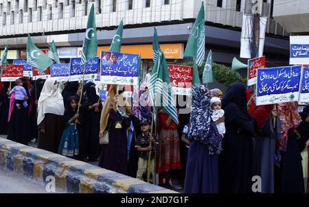 I membri della Lega musulmana pakistana Markazi (Wing Women) stanno organizzando una manifestazione di protesta contro le politiche del FMI e la disoccupazione massiccia, l'aumento del prezzo dei prodotti di uso quotidiano e l'aumento del prezzo dell'inflazione, al club stampa di Karachi mercoledì 15 febbraio 2023. Foto Stock