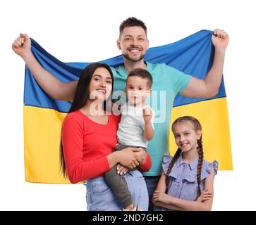 Felice famiglia con bandiera di Ucraina su sfondo bianco Foto Stock