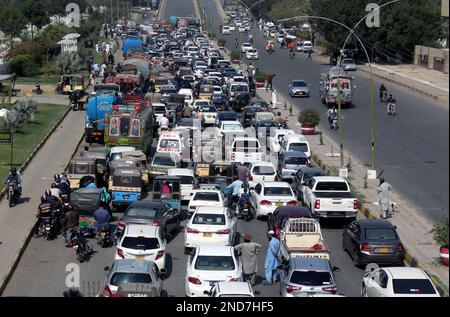 Un gran numero di veicoli bloccati nel traffico a causa di negligenza del personale della polizia stradale e parcheggio illegale, sulla strada principale Korangi vicino al cimitero di Gora a Karachi Mercoledì, 15 febbraio 2023. Foto Stock