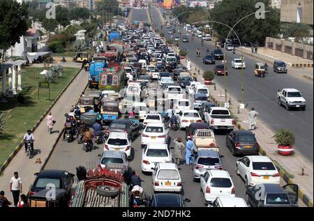 Un gran numero di veicoli bloccati nel traffico a causa di negligenza del personale della polizia stradale e parcheggio illegale, sulla strada principale Korangi vicino al cimitero di Gora a Karachi Mercoledì, 15 febbraio 2023. Foto Stock