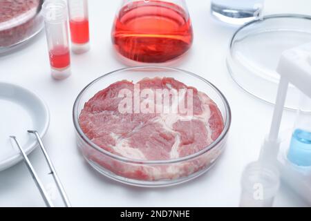 Campione di carne coltivata su un tavolo da laboratorio bianco Foto Stock