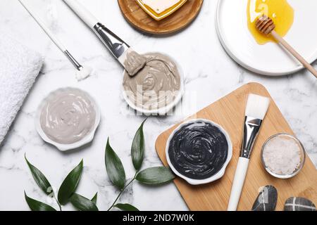 Composizione piana con prodotti spa per maschere su tavolo in marmo bianco Foto Stock