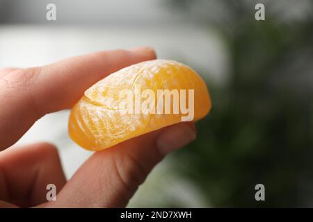 Donna che tiene mochi delizioso, primo piano. Cucina giapponese Foto Stock