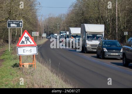 West Hyde, Hertfordshire, Regno Unito. 15th febbraio, 2023. Ci sono state lunghe code oggi sulla A412 London Oribtal Road a Denham e West Hyde a causa di HS2 semafori al di fuori del loro Denham Compound al di fuori della A412. Una macchina della polizia con luci lampeggianti blu è stata ritardata e molti automobilisti hanno deciso di girare e tornare verso Maple Cross come le code erano così lunghe dirigendosi verso Denham. HS2 camion appaltatori che utilizzano il A412 sono stati bloccati anche nel traffico ingorghi. Credit: Maureen McLean/Alamy Live News Foto Stock