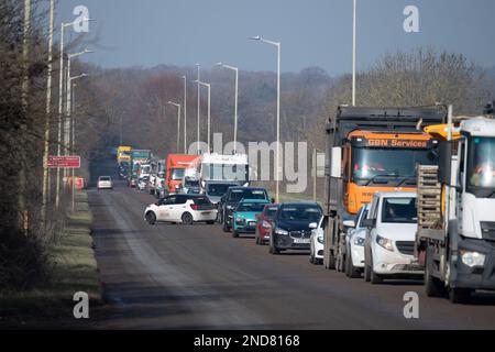 West Hyde, Hertfordshire, Regno Unito. 15th febbraio, 2023. Ci sono state lunghe code oggi sulla A412 London Oribtal Road a Denham e West Hyde a causa di HS2 semafori al di fuori del loro Denham Compound al di fuori della A412. Una macchina della polizia con luci lampeggianti blu è stata ritardata e molti automobilisti hanno deciso di girare e tornare verso Maple Cross come le code erano così lunghe dirigendosi verso Denham. HS2 camion appaltatori che utilizzano il A412 sono stati bloccati anche nel traffico ingorghi. Credit: Maureen McLean/Alamy Live News Foto Stock