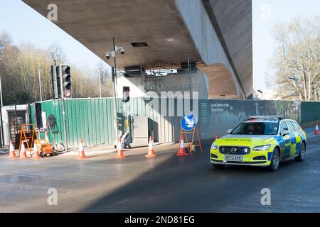 West Hyde, Hertfordshire, Regno Unito. 15th febbraio, 2023. Ci sono state lunghe code oggi sulla A412 London Oribtal Road a Denham e West Hyde a causa di HS2 semafori al di fuori del loro Denham Compound al di fuori della A412. Una macchina della polizia con luci lampeggianti blu è stata ritardata e molti automobilisti hanno deciso di girare e tornare verso Maple Cross come le code erano così lunghe dirigendosi verso Denham. HS2 camion appaltatori che utilizzano il A412 sono stati bloccati anche nel traffico ingorghi. Credit: Maureen McLean/Alamy Live News Foto Stock