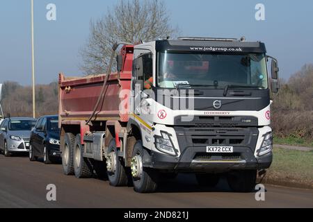 West Hyde, Hertfordshire, Regno Unito. 15th febbraio, 2023. Ci sono state lunghe code oggi sulla A412 London Oribtal Road a Denham e West Hyde a causa di HS2 semafori al di fuori del loro Denham Compound al di fuori della A412. Una macchina della polizia con luci lampeggianti blu è stata ritardata e molti automobilisti hanno deciso di girare e tornare verso Maple Cross come le code erano così lunghe dirigendosi verso Denham. HS2 camion appaltatori che utilizzano il A412 sono stati bloccati anche nel traffico ingorghi. Credit: Maureen McLean/Alamy Live News Foto Stock