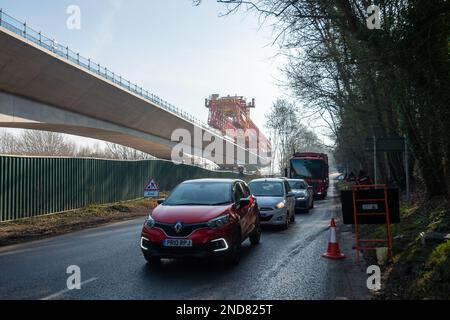 West Hyde, Hertfordshire, Regno Unito. 15th febbraio, 2023. Ci sono state lunghe code oggi sulla A412 London Oribtal Road a Denham e West Hyde a causa di HS2 semafori al di fuori del loro Denham Compound al di fuori della A412. Una macchina della polizia con luci lampeggianti blu è stata ritardata e molti automobilisti hanno deciso di girare e tornare verso Maple Cross come le code erano così lunghe dirigendosi verso Denham. HS2 camion appaltatori che utilizzano il A412 sono stati bloccati anche nel traffico ingorghi. Credit: Maureen McLean/Alamy Live News Foto Stock