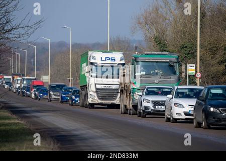 West Hyde, Hertfordshire, Regno Unito. 15th febbraio, 2023. Ci sono state lunghe code oggi sulla A412 London Oribtal Road a Denham e West Hyde a causa di HS2 semafori al di fuori del loro Denham Compound al di fuori della A412. Una macchina della polizia con luci lampeggianti blu è stata ritardata e molti automobilisti hanno deciso di girare e tornare verso Maple Cross come le code erano così lunghe dirigendosi verso Denham. HS2 camion appaltatori che utilizzano il A412 sono stati bloccati anche nel traffico ingorghi. Credit: Maureen McLean/Alamy Live News Foto Stock