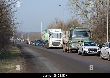 West Hyde, Hertfordshire, Regno Unito. 15th febbraio, 2023. Ci sono state lunghe code oggi sulla A412 London Oribtal Road a Denham e West Hyde a causa di HS2 semafori al di fuori del loro Denham Compound al di fuori della A412. Una macchina della polizia con luci lampeggianti blu è stata ritardata e molti automobilisti hanno deciso di girare e tornare verso Maple Cross come le code erano così lunghe dirigendosi verso Denham. HS2 camion appaltatori che utilizzano il A412 sono stati bloccati anche nel traffico ingorghi. Credit: Maureen McLean/Alamy Live News Foto Stock