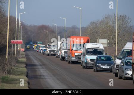 West Hyde, Hertfordshire, Regno Unito. 15th febbraio, 2023. Ci sono state lunghe code oggi sulla A412 London Oribtal Road a Denham e West Hyde a causa di HS2 semafori al di fuori del loro Denham Compound al di fuori della A412. Una macchina della polizia con luci lampeggianti blu è stata ritardata e molti automobilisti hanno deciso di girare e tornare verso Maple Cross come le code erano così lunghe dirigendosi verso Denham. HS2 camion appaltatori che utilizzano il A412 sono stati bloccati anche nel traffico ingorghi. Credit: Maureen McLean/Alamy Live News Foto Stock