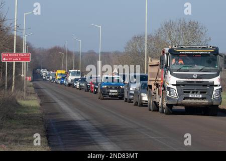 West Hyde, Hertfordshire, Regno Unito. 15th febbraio, 2023. Ci sono state lunghe code oggi sulla A412 London Oribtal Road a Denham e West Hyde a causa di HS2 semafori al di fuori del loro Denham Compound al di fuori della A412. Una macchina della polizia con luci lampeggianti blu è stata ritardata e molti automobilisti hanno deciso di girare e tornare verso Maple Cross come le code erano così lunghe dirigendosi verso Denham. HS2 camion appaltatori che utilizzano il A412 sono stati bloccati anche nel traffico ingorghi. Credit: Maureen McLean/Alamy Live News Foto Stock